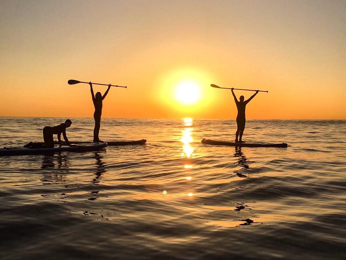 SUP-paddling i solnedgång
