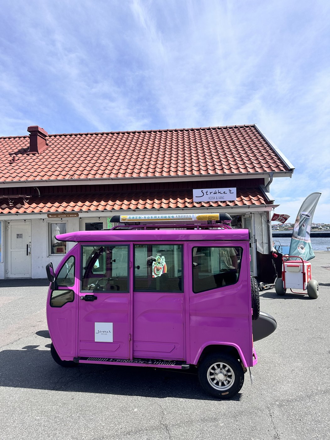 Stråkets rosa Tuk Tuk vid kiosken